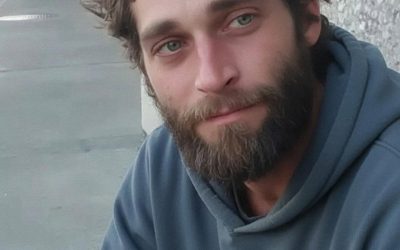 Me casé con un indigente para fastidiar a mis padres – Un mes después, llegué a casa y quedé helada por lo que vi