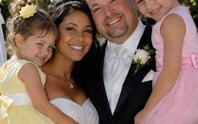 Me casé con un viudo con dos niñas pequeñas – Un día, una de ellas me preguntó: “¿Quieres ver dónde vive mi mamá?” y me llevó a la puerta del sótano