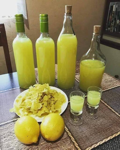Cómo hacer limoncello casero, ¡fácil y delicioso! Ver el primer comentario.