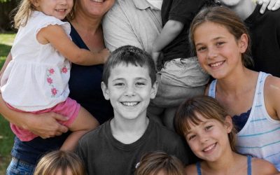 Mi esposo y nuestros tres hijos desaparecieron durante una tormenta — Cinco años después, mi hija menor me entregó una nota en medio de la noche y dijo “Mamá, sé lo que pasó realmente ese día”