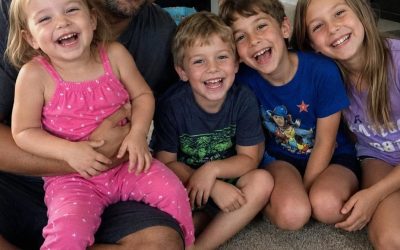 Adopté a cuatro hermanos que iban a ser separados – Un año después, una extraña apareció y reveló la verdad sobre sus padres biológicos