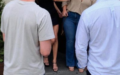 Mi hermana me invitó a una cita doble y dijo: “Conoce a mi poco atractiva prima” – Ella no sabía que estaba yendo directo hacia mi plan