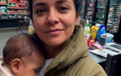Le di  a una mamá cansada en la gasolinera – Una semana después, me llegó un sobre al trabajo