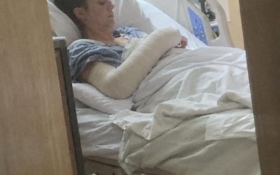 El hospital llamó para decir que mi hija había sido internada por una fractura de brazo – Lo que encontré allí me dejó sin aliento