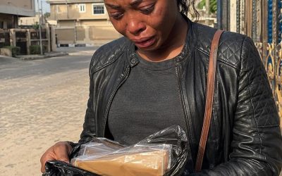 Al salir de la casa de mis suegros sin llevarme nada, mi suegro me dio una bolsa de basura y me dijo: “Llévate esto cuando te vayas”. Pero cuando la abrí en la puerta… me empezaron a temblar las manos.
