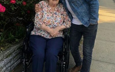 Me hice cargo de la herencia de mi vecina de 85 años, pero no me dejó nada; entonces, a la mañana siguiente, su abogado llamó a la puerta con una fiambrera abollada y una llave que se suponía que no debía reconocer.