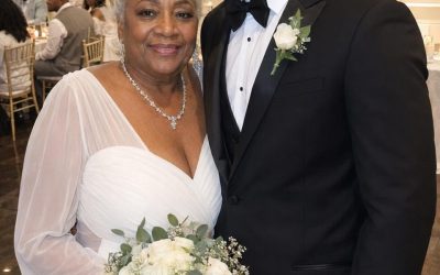Me casé con una mujer mayor por dinero y un lugar donde quedarme. Después de su funeral, su abogado me entregó una caja y me dijo: “Esto es lo que realmente querías”.