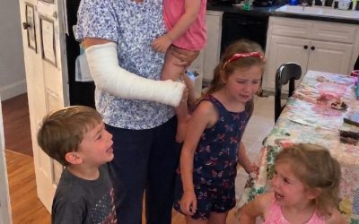 Mi esposo despidió a nuestra niñera y obligó a mi mamá con un brazo roto a cuidar a nuestros 4 hijos – Así que le di una lección