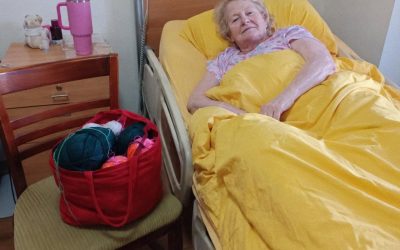 Estuve pagando .500 al mes por un año para cubrir la vivienda asistida de mi madrastra – Cuando me enteré de en qué gastaba realmente el dinero, me quedé paralizada