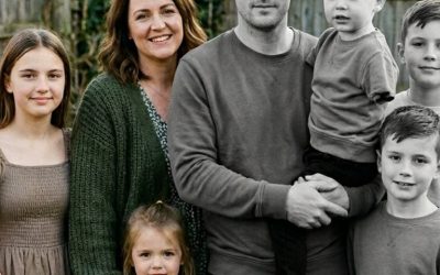 Extraoficialmente Cinco años después de perder a mi esposo y a mis 3 hijos en una tormenta, mi hija me despertó con una nota.