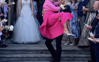 Cuando salimos de la iglesia después de nuestra boda, mi esposo cargó a su madre en lugar de a mí porque “ella también quería experimentarlo” – Lo que mi mamá hizo después dejó a todos en shock