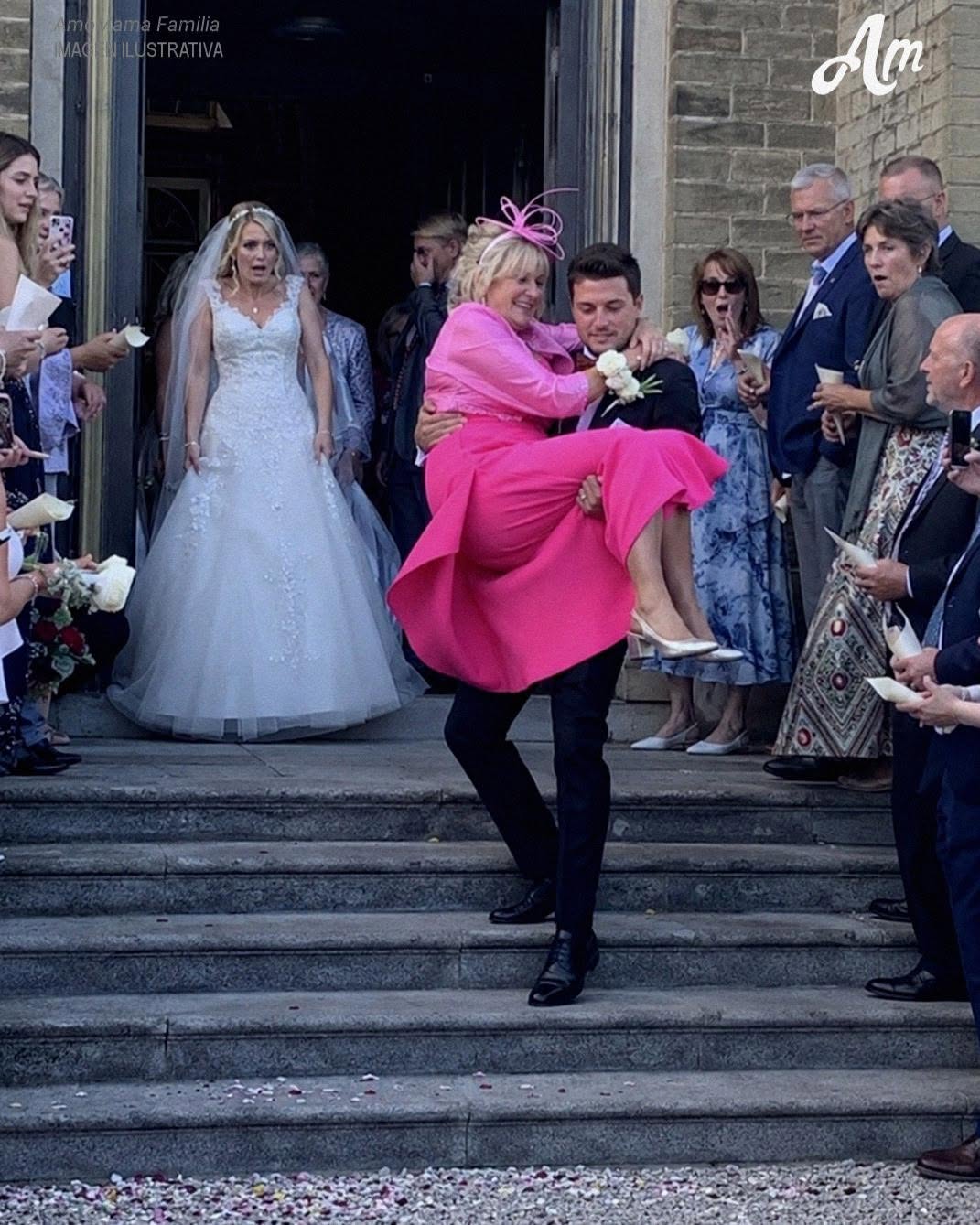 Cuando salimos de la iglesia después de nuestra boda, mi esposo cargó a su madre en lugar de a mí porque “ella también quería experimentarlo” – Lo que mi mamá hizo después dejó a todos en shock