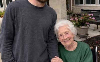 Me hice pasar por el hijo de una anciana en la residencia de ancianos porque su verdadera familia me pagó. Después de que ella falleciera, el director me dijo: “Te dejó una última petición”.