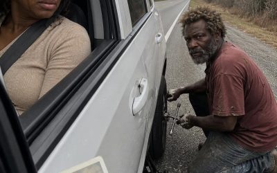 Un hombre sin hogar me ayudó a cambiar una llanta pinchada en la Ruta 9, donde mi hijo desapareció hace 20 años. Lo que dejó en mi asiento de pasajero me conmovió profundamente.