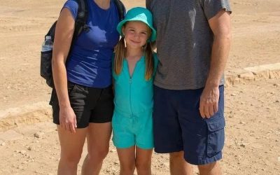 Mi hija desapareció mientras nuestra familia vivía en Egipto. Veinte años después, recibí una postal de allí, y las palabras del reverso me dejaron sin aliento.
