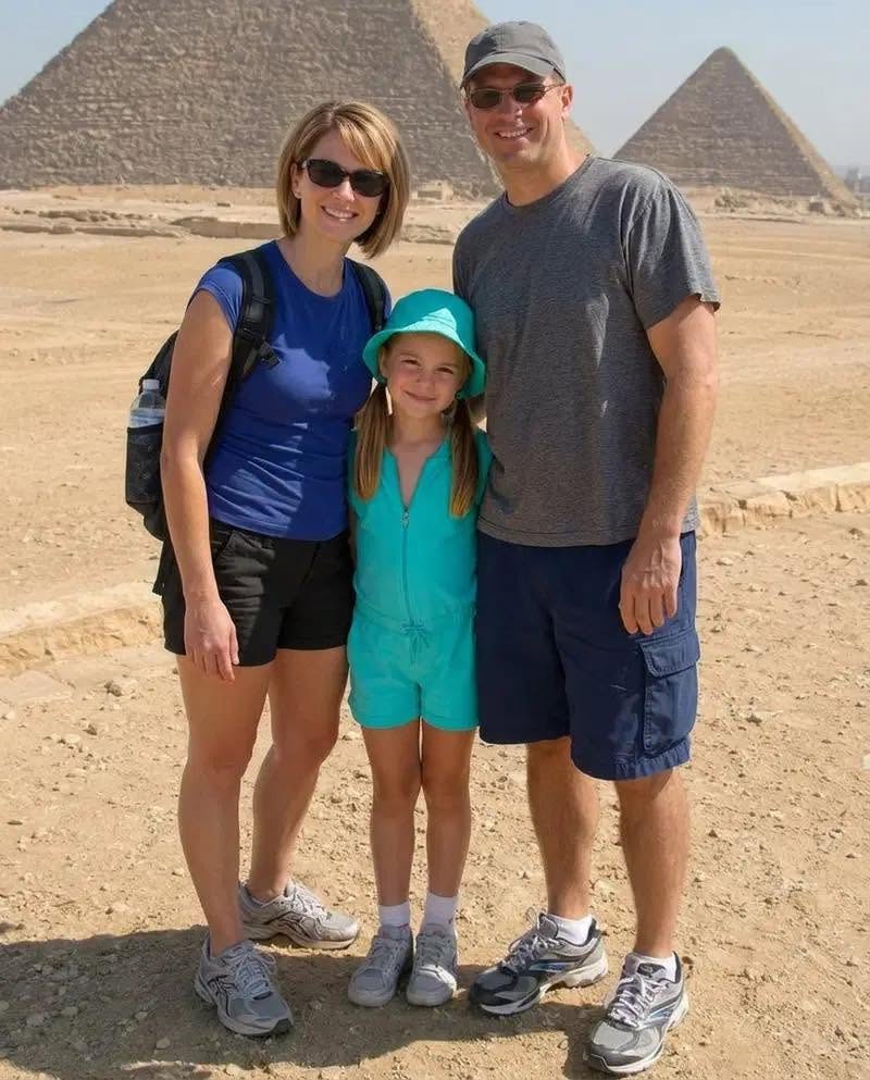 Mi hija desapareció mientras nuestra familia vivía en Egipto. Veinte años después, recibí una postal de allí, y las palabras del reverso me dejaron sin aliento.