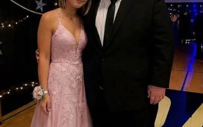 La chica más popular de la escuela le pidió a mi hijo maltratado que bailara en el baile de graduación; resultó ser una broma cruel, pero lo que hizo después me dejó helada.