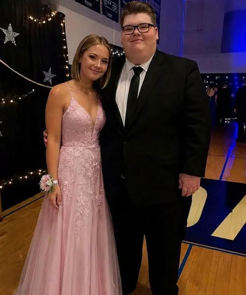 La chica más popular de la escuela le pidió a mi hijo maltratado que bailara en el baile de graduación; resultó ser una broma cruel, pero lo que hizo después me dejó helada.