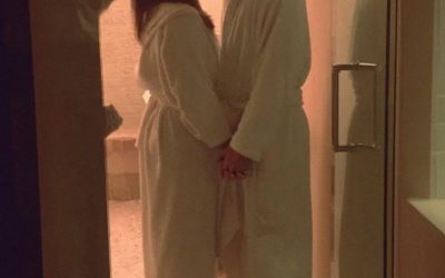 Descubrí que mi marido había reservado un viaje a un spa con su amante – así que me presenté como la masajista