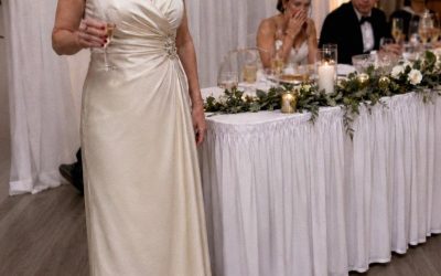 Mi suegra rompió “accidentalmente” el marco de fotos de mi difunta madre en nuestra boda, pero lo que cayó la dejó pálida.