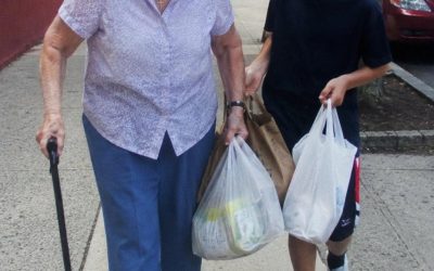 Un niño pobre ayudó a una anciana ciega a llegar a su casa – A la mañana siguiente, varias camionetas negras se detuvieron frente a la casa rodante de su familia