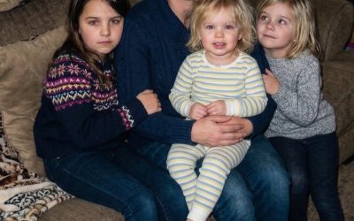 Crié a las tres hijas huérfanas de mi hermano durante 15 años; la semana pasada, me dio un sobre sellado que no debía abrir delante de ellas.