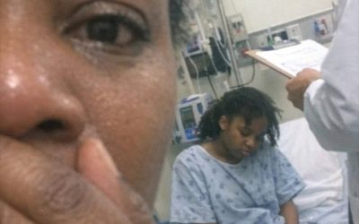 Mi esposo pensó que nuestra hija de 15 años estaba exagerando con respecto a su dolor de estómago y mareos, hasta que la llevé al hospital y descubrí la verdad. Ninguna madre está preparada para afrontar el dolor que todos eligieron ignorar. Intuí que algo andaba mal mucho antes de que a nadie más le importara lo suficiente como para notarlo.          Las señales sutiles Durante los días siguientes, las quejas continuaron. No de forma estridente. No dramática. Simplemente lo suficiente como para que se notaran, si uno prestaba atención.  Leila empezó a comer menos. Se movía más despacio, como si cada paso requiriera un poco más de esfuerzo que antes. Una mañana, la encontré sentada al borde de la cama, con el rostro pálido y la mano aferrada al colchón como si intentara estabilizar la habitación.  —¿Estás bien? —pregunté.  Ella asintió demasiado rápido. “Sí. Solo estoy mareada. Me levanté demasiado rápido.”  Siempre era algo pequeño. Algo que se podía explicar.  Pero el mareo continuaba.  El dolor no desapareció.  Y la chica que antes reía con facilidad ahora pasaba más tiempo tumbada, mirando al techo, como si esperara a que algo pasara.  “Está exagerando” Volví a sacar el tema en la cena.  —Creo que deberíamos llevarla al médico —dije con cautela.  Su padre suspiró, con ese tipo de suspiro que denota más indiferencia que preocupación. —¿Por qué? ¿Por un dolor de estómago? Los niños exageran, ya lo sabes.  —No está exagerando —insistí—. Ella no se queja así.  Se encogió de hombros. “Quizás sea estrés. La escuela, los amigos… las hormonas. Es normal.”  Normal.  Esa palabra resonó en mi mente mucho después de que terminara la conversación.  Porque nada de esto parecía normal.  La inquietud de una madre Existe un tipo particular de miedo que reside en el interior de una madre: un miedo que no se basa en pruebas, sino en el instinto. Es silencioso, persistente e imposible de ignorar una vez que se instala.  Ese miedo se había instalado en mi pecho.  Comencé a observar a Leila con más atención.  Me fijé en cómo se estremecía cuando creía que nadie la veía. Cómo se presionaba la mano contra el mismo punto del estómago una y otra vez. Cómo se detenía a mitad de paso, solo por un segundo, como si el mundo se inclinara bajo sus pies.  Y luego estaba el cansancio.  No era el tipo de cansancio que se produce por trasnochar o estudiar demasiado, sino un agotamiento profundo, pesado hasta los huesos, que parecía arrebatarle la vida.  Una tarde la encontré dormida en el sofá, con la respiración superficial y el rostro inusualmente pálido.  Le toqué la frente.  Frío.  No tenía fiebre. No tenía calor. Simplemente… frío.  En ese momento, algo dentro de mí pasó de la preocupación a la alarma.  El argumento Esa noche, no pregunté.  —La llevaremos al hospital mañana —dije con firmeza.  Su padre levantó la vista, molesto. “¿Otra vez con esto?”  “Sí. Otra vez esto.”  —Estás exagerando —espetó—. Es un virus estomacal o estrés. No se corre al hospital por eso.  “Y no se ignora al hijo cuando algo está claramente mal”, le respondí bruscamente.  Leila permaneció sentada en silencio entre nosotros, con la mirada moviéndose de uno a otro, como si de alguna manera fuera responsable de la tensión.  —Estoy bien —susurró.  Pero no lo era.  Podía sentirlo.  Y por una vez, me negué a que me convencieran de lo contrario.  El viaje A la mañana siguiente, no esperé a que llegaran a un acuerdo.  Le dije a Leila que se vistiera. Tomé mis llaves. Y nos fuimos.  El trayecto al hospital se hizo más largo de lo que realmente fue. Cada semáforo en rojo parecía un obstáculo. Cada segundo parecía un tiempo que no teníamos.  Leila apoyó la cabeza contra la ventana.  —Mamá… no tienes que hacer esto —murmuró débilmente.  —Sí, lo hago —dije, apretando más fuerte el volante—. Por supuesto que sí.  La sala de espera Los hospitales tienen la particularidad de hacer que todo parezca más real.  El olor a esterilidad. La silenciosa urgencia. La forma en que el tiempo parece ralentizarse y acelerarse al mismo tiempo.  Nos registramos, le explicamos sus síntomas y esperamos.  Y esperó.  Leila se sentó a mi lado, con su mano entrelazada con la mía. La sentí más pequeña de lo que recordaba. Y también más fría.  Cuando por fin pronunciaron su nombre, mi corazón dio un vuelco.  Eso fue todo.  O estaba exagerando…  O no lo era.