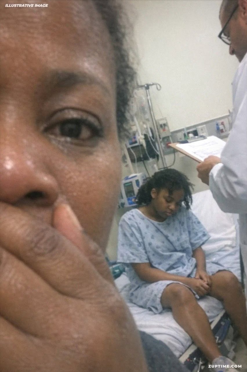 Mi esposo pensó que nuestra hija de 15 años estaba exagerando con respecto a su dolor de estómago y mareos, hasta que la llevé al hospital y descubrí la verdad. Ninguna madre está preparada para afrontar el dolor que todos eligieron ignorar. Intuí que algo andaba mal mucho antes de que a nadie más le importara lo suficiente como para notarlo.          Las señales sutiles Durante los días siguientes, las quejas continuaron. No de forma estridente. No dramática. Simplemente lo suficiente como para que se notaran, si uno prestaba atención.  Leila empezó a comer menos. Se movía más despacio, como si cada paso requiriera un poco más de esfuerzo que antes. Una mañana, la encontré sentada al borde de la cama, con el rostro pálido y la mano aferrada al colchón como si intentara estabilizar la habitación.  —¿Estás bien? —pregunté.  Ella asintió demasiado rápido. “Sí. Solo estoy mareada. Me levanté demasiado rápido.”  Siempre era algo pequeño. Algo que se podía explicar.  Pero el mareo continuaba.  El dolor no desapareció.  Y la chica que antes reía con facilidad ahora pasaba más tiempo tumbada, mirando al techo, como si esperara a que algo pasara.  “Está exagerando” Volví a sacar el tema en la cena.  —Creo que deberíamos llevarla al médico —dije con cautela.  Su padre suspiró, con ese tipo de suspiro que denota más indiferencia que preocupación. —¿Por qué? ¿Por un dolor de estómago? Los niños exageran, ya lo sabes.  —No está exagerando —insistí—. Ella no se queja así.  Se encogió de hombros. “Quizás sea estrés. La escuela, los amigos… las hormonas. Es normal.”  Normal.  Esa palabra resonó en mi mente mucho después de que terminara la conversación.  Porque nada de esto parecía normal.  La inquietud de una madre Existe un tipo particular de miedo que reside en el interior de una madre: un miedo que no se basa en pruebas, sino en el instinto. Es silencioso, persistente e imposible de ignorar una vez que se instala.  Ese miedo se había instalado en mi pecho.  Comencé a observar a Leila con más atención.  Me fijé en cómo se estremecía cuando creía que nadie la veía. Cómo se presionaba la mano contra el mismo punto del estómago una y otra vez. Cómo se detenía a mitad de paso, solo por un segundo, como si el mundo se inclinara bajo sus pies.  Y luego estaba el cansancio.  No era el tipo de cansancio que se produce por trasnochar o estudiar demasiado, sino un agotamiento profundo, pesado hasta los huesos, que parecía arrebatarle la vida.  Una tarde la encontré dormida en el sofá, con la respiración superficial y el rostro inusualmente pálido.  Le toqué la frente.  Frío.  No tenía fiebre. No tenía calor. Simplemente… frío.  En ese momento, algo dentro de mí pasó de la preocupación a la alarma.  El argumento Esa noche, no pregunté.  —La llevaremos al hospital mañana —dije con firmeza.  Su padre levantó la vista, molesto. “¿Otra vez con esto?”  “Sí. Otra vez esto.”  —Estás exagerando —espetó—. Es un virus estomacal o estrés. No se corre al hospital por eso.  “Y no se ignora al hijo cuando algo está claramente mal”, le respondí bruscamente.  Leila permaneció sentada en silencio entre nosotros, con la mirada moviéndose de uno a otro, como si de alguna manera fuera responsable de la tensión.  —Estoy bien —susurró.  Pero no lo era.  Podía sentirlo.  Y por una vez, me negué a que me convencieran de lo contrario.  El viaje A la mañana siguiente, no esperé a que llegaran a un acuerdo.  Le dije a Leila que se vistiera. Tomé mis llaves. Y nos fuimos.  El trayecto al hospital se hizo más largo de lo que realmente fue. Cada semáforo en rojo parecía un obstáculo. Cada segundo parecía un tiempo que no teníamos.  Leila apoyó la cabeza contra la ventana.  —Mamá… no tienes que hacer esto —murmuró débilmente.  —Sí, lo hago —dije, apretando más fuerte el volante—. Por supuesto que sí.  La sala de espera Los hospitales tienen la particularidad de hacer que todo parezca más real.  El olor a esterilidad. La silenciosa urgencia. La forma en que el tiempo parece ralentizarse y acelerarse al mismo tiempo.  Nos registramos, le explicamos sus síntomas y esperamos.  Y esperó.  Leila se sentó a mi lado, con su mano entrelazada con la mía. La sentí más pequeña de lo que recordaba. Y también más fría.  Cuando por fin pronunciaron su nombre, mi corazón dio un vuelco.  Eso fue todo.  O estaba exagerando…  O no lo era.