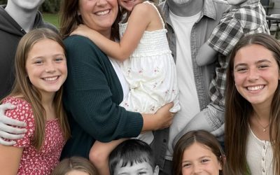 Mi esposo y nuestros tres hijos desaparecieron durante una tormenta. Cinco años después, mi hija menor me entregó una nota en medio de la noche y me dijo: “Mamá, sé lo que realmente sucedió ese día”.