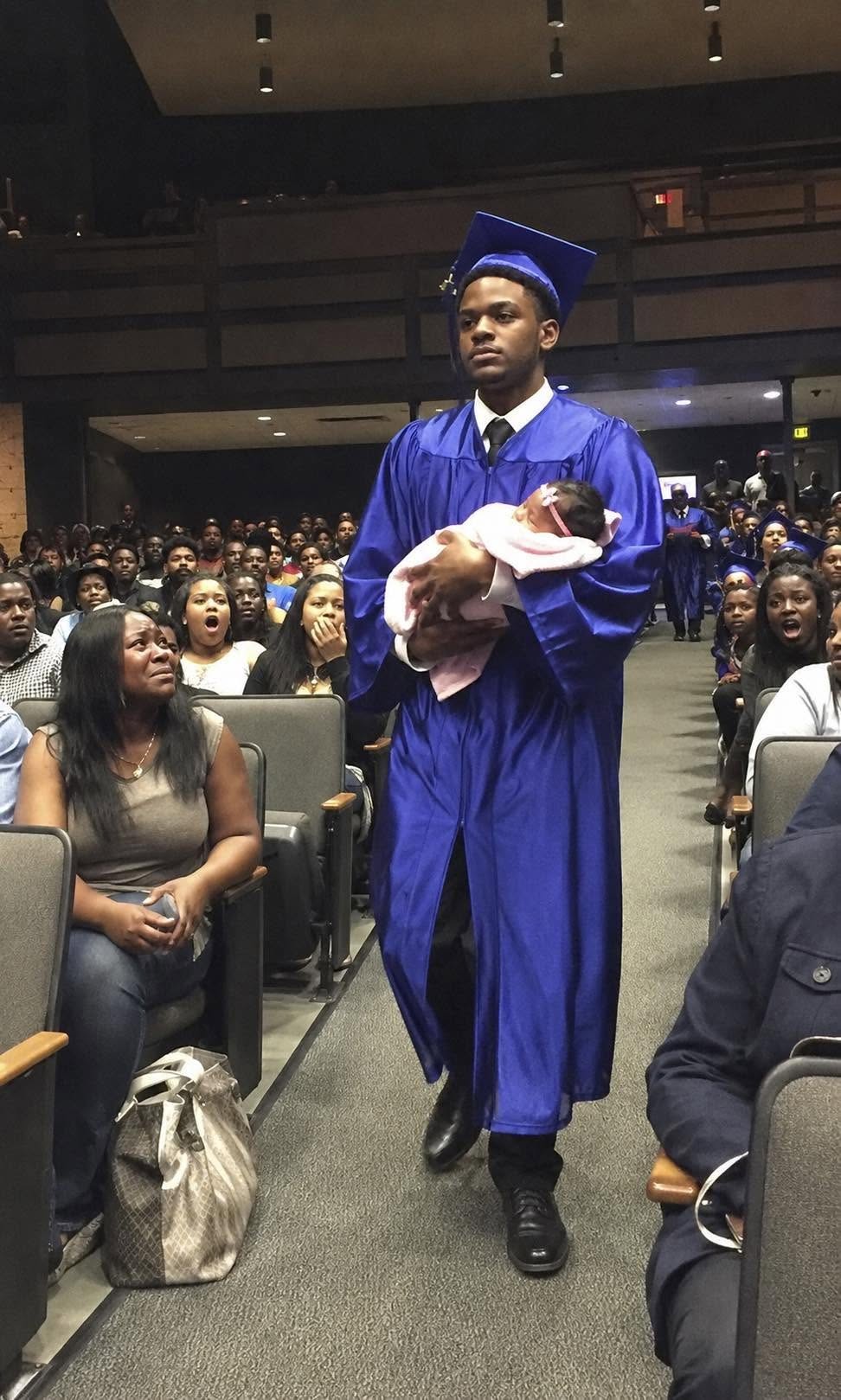 Se rieron cuando mi hijo cruzó el escenario de su graduación con un bebé en brazos. Una mujer susurró: “Igual que su madre”… Pero lo que dijo a