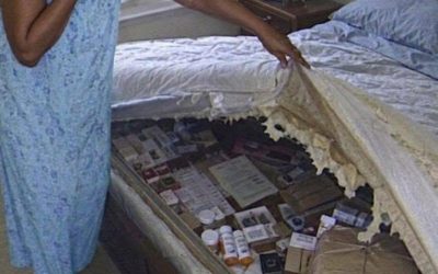 Lavé las sábanas siete veces y el extraño olor de mi marido seguía sin desaparecer… pero cuando rompí el colchón con mis propias manos, la verdad que se escondía en su interior me heló el corazón y destruyó nuestro matrimonio de ocho años en un instante.