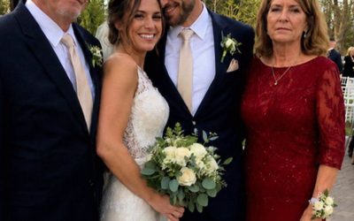 En mi boda, mi suegra agarró el micrófono y me llamó “cazafortunas” delante de 200 invitados – Lo que hizo mi padre a continuación dejó a toda la sala en silencio