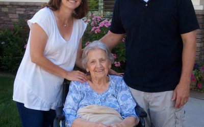 Dejé mi carrera para cuidar de la madre de mi marido – En su funeral, su abogado me entregó un sobre momentos después de que mi marido me entregara los papeles del divorcio