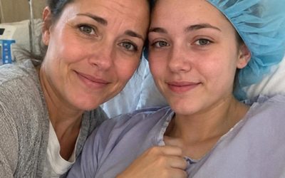 Mi hija puso algo doblado en mi mano antes de su cirugía y susurró “Por si acaso” – Lo leí en la sala de espera, y mis piernas flaquearon ahí mismo