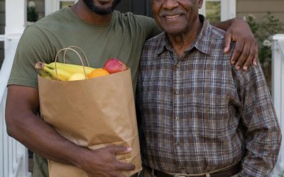Durante 12 años le llevé la compra a mi vecino de 84 años todos los domingos. Después de su funeral, su abogado me entregó una maleta maltrecha, y lo que había dentro me hizo temblar las manos.