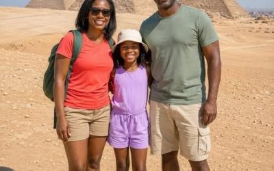 Mi hija desapareció mientras nuestra familia vivía en Egipto. Veinte años después, recibí una postal de allí, y las palabras en el reverso me dejaron sin aliento.